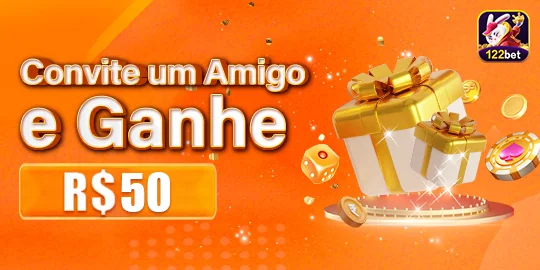 Jogador sorridente jogando slots em dispositivo móvel